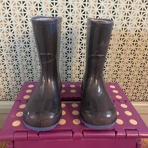 Boys/girls dark blue waterproof rain boots. Size 9/10